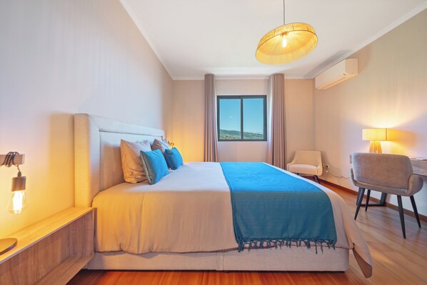 Deluxe Family Suite | In-room safe, free WiFi, bed sheets