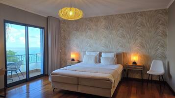 Vierpersoonskamer | Een minibar, een kluis op de kamer, een laptopwerkplek, gratis wifi