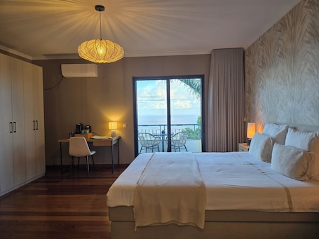 Quadruple Room | Minibar, in-room safe, laptop workspace, free WiFi