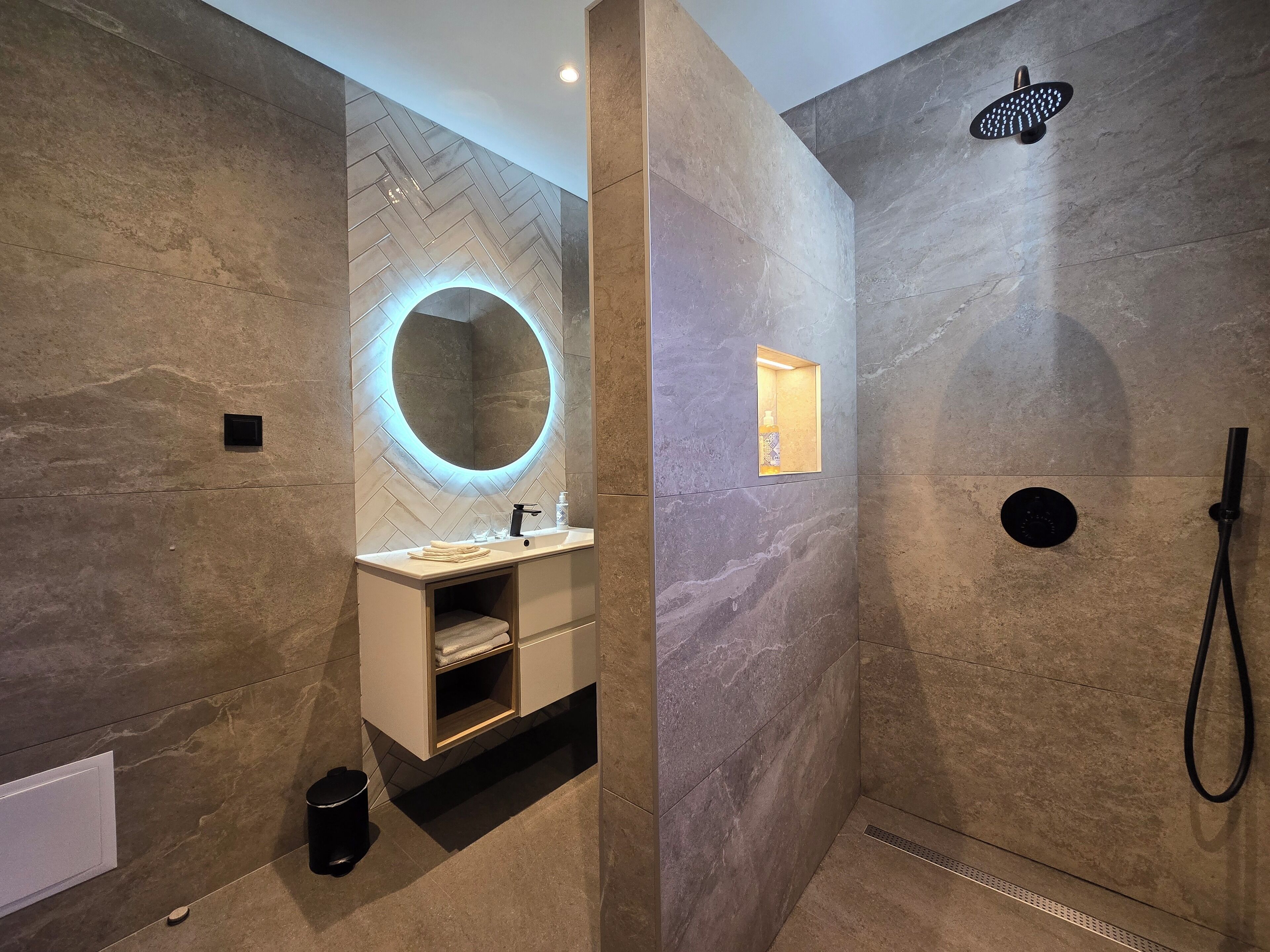 Deluxe Double Room, Balcony, City View | Bathroom
