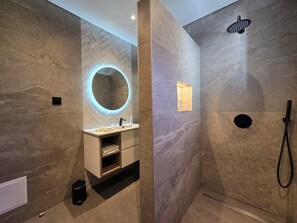 Deluxe Double Room, Balcony, City View | Bathroom - Casa do Mundo Madeira (Santa Cruz)