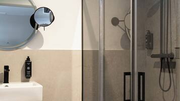 One-Bedroom Suite with balcony | Bathroom | Shower, eco-friendly toiletries, hair dryer, towels