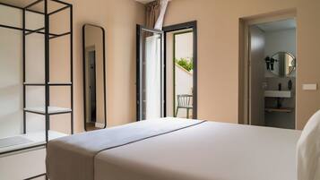 One-Bedroom Suite with balcony | Decoración individual, mobiliario individual, escritorio