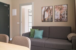 One-Bedroom Suite with balcony | Wohnbereich