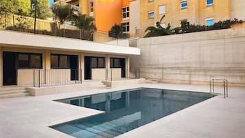 Una piscina al aire libre