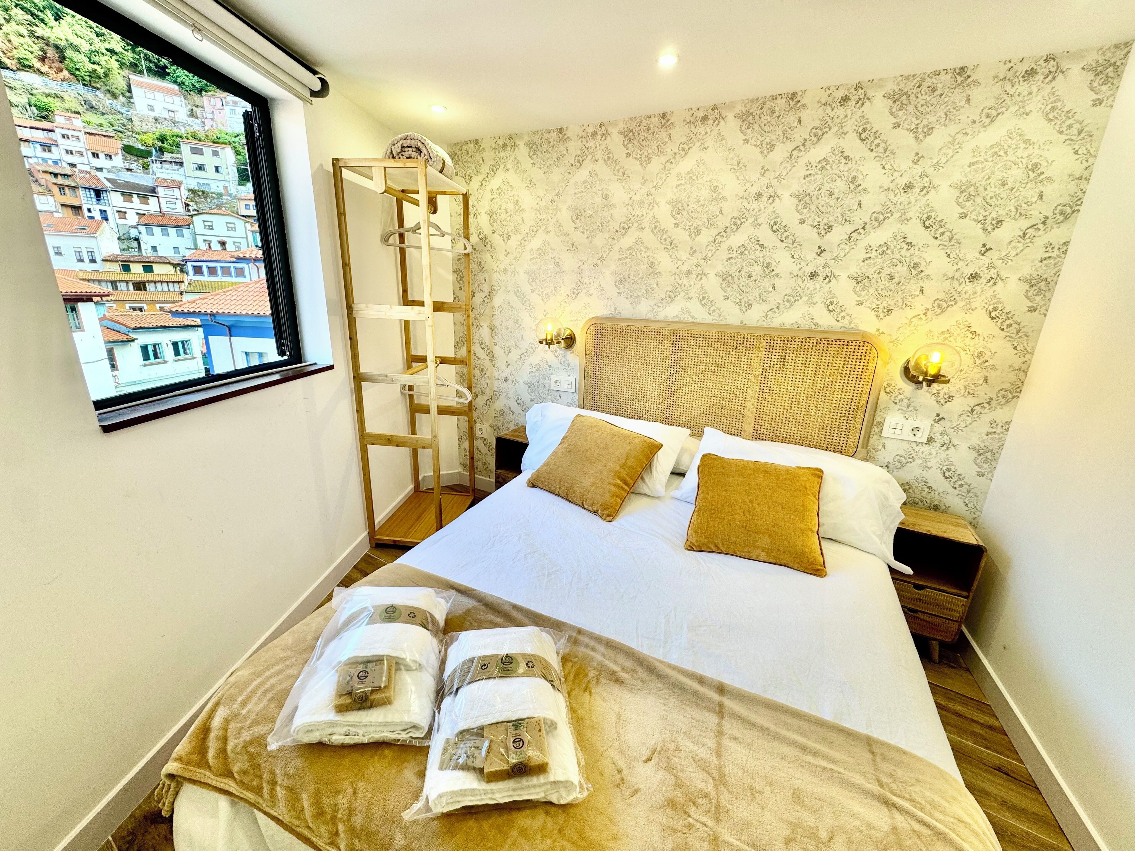 2 slaapkamers, een strijkplank/strijkijzer, reisbedje, gratis wifi