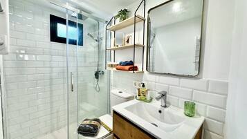 Haartrockner, Handtücher, Seife, Shampoo