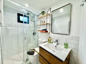 ヘアドライヤー、タオル、石鹸、シャンプー