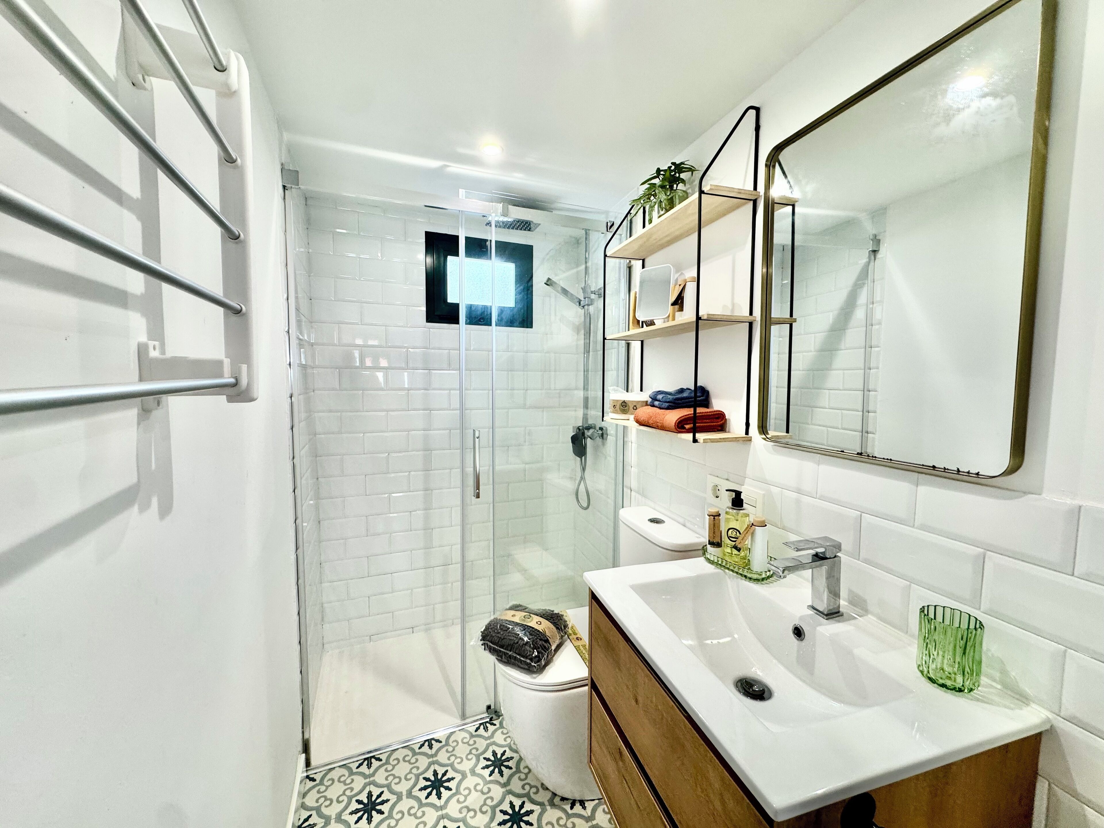 Hårføner, håndklær, såpe og sjampo