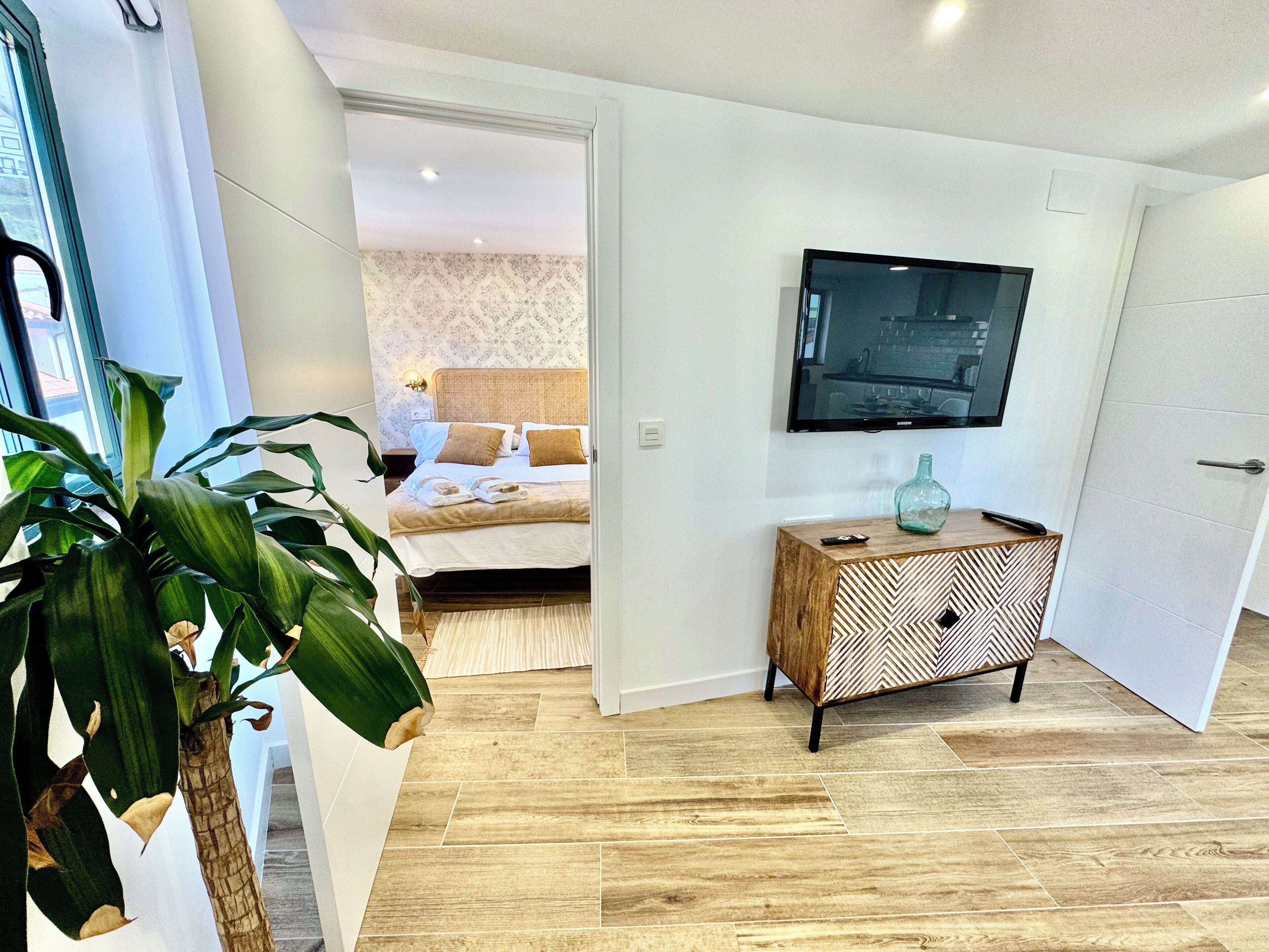 2 habitaciones, tabla de planchar con plancha y cuna de viaje 