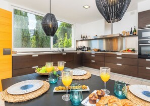 Private kitchen - Villa Miramar by Glasir Homes (Sitges)