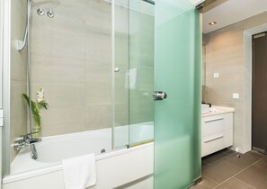 Douche, baignoire à remous, séchoir à cheveux, bidet