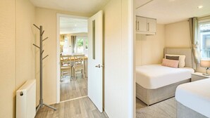 Ein Zimmer mit Bett, Schreibtisch und Stuhl, mit Blick nach draußen.