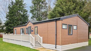 A single-story mobile home with a front porch and a small staircase. - Host Stay Lotus Lodge (York)