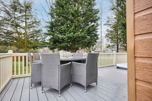 A deck with wicker furniture and a view of a tree. - Host Stay Lotus Lodge (York)
