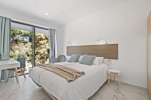 5 bedrooms, desk, iron/ironing board, WiFi