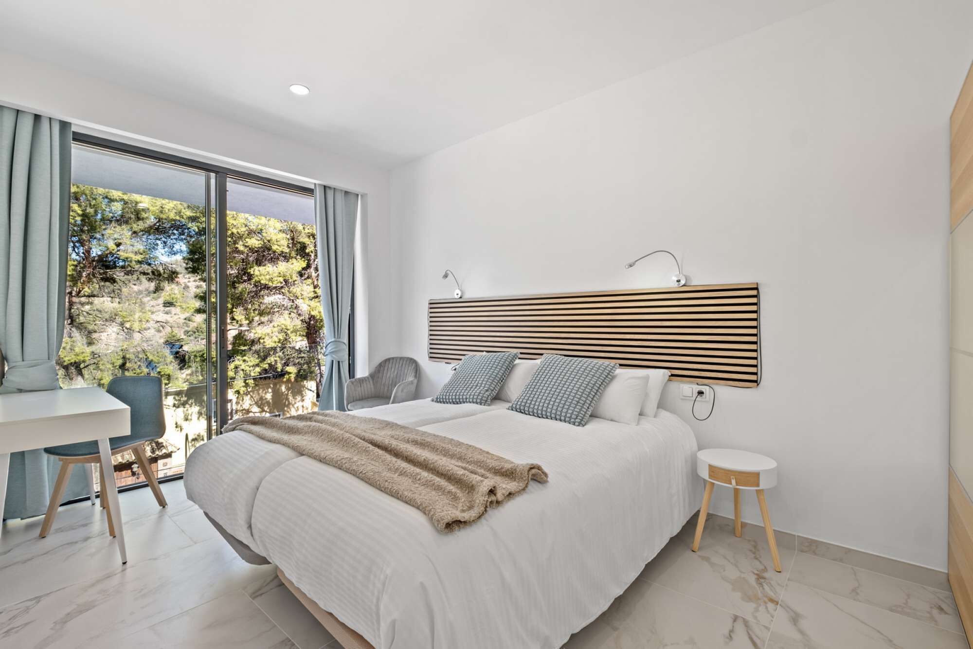 5 bedrooms, desk, iron/ironing board, WiFi