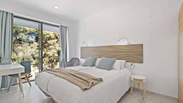 5 bedrooms, desk, iron/ironing board, WiFi