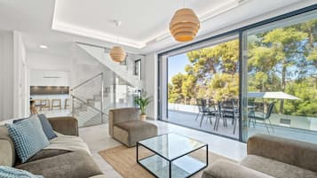 TV, tavolo da calcetto, tavolo da ping pong, libri