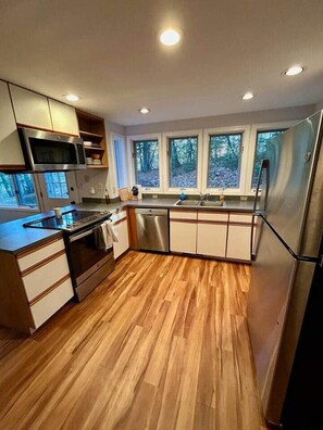 Kylskåp, mikrovågsugn, ugn och diskmaskin