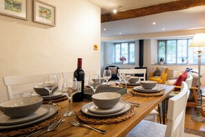 In-room dining - Beautiful Cottage in the Cotswolds (Chipping Campden)