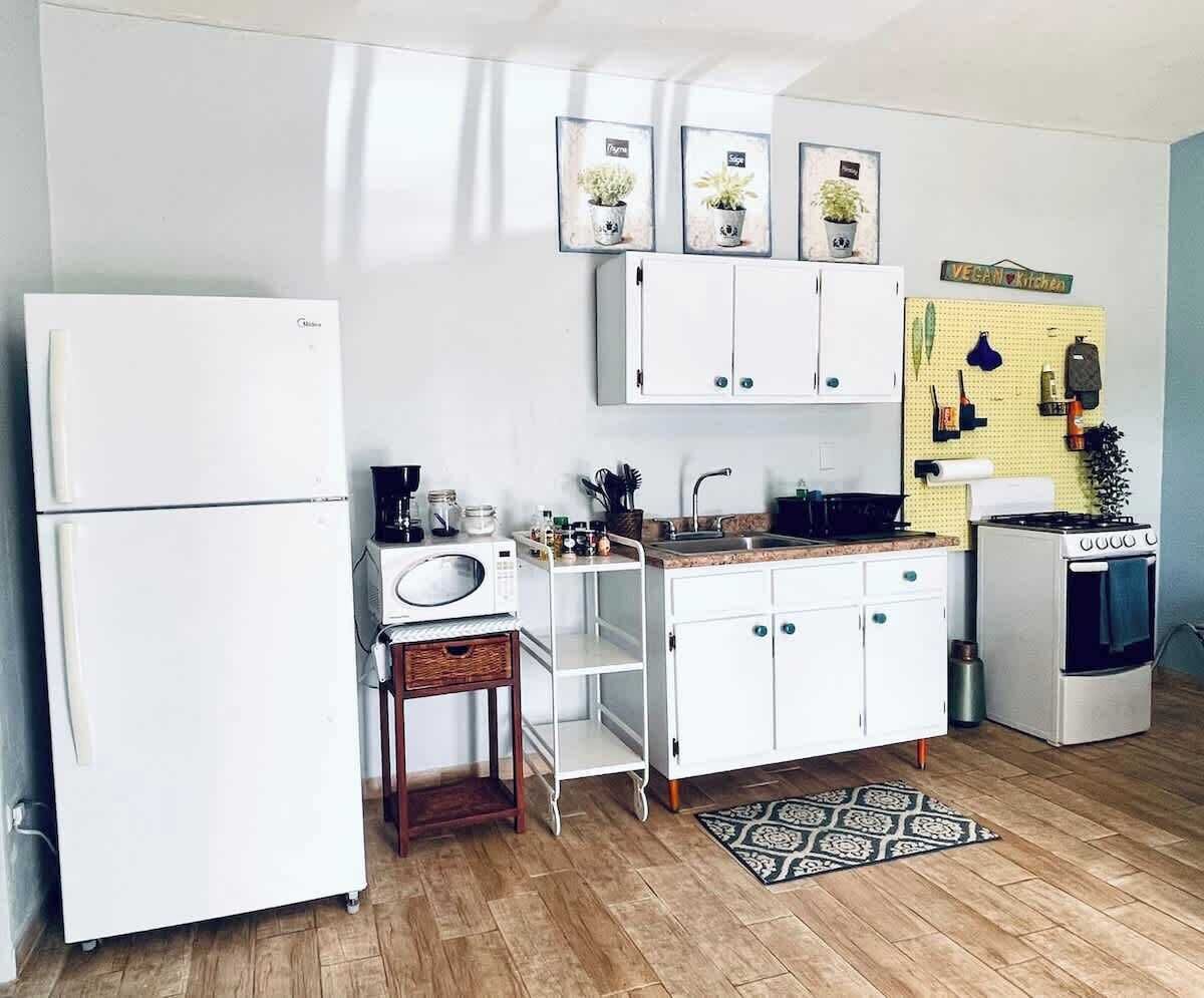 Refrigerador, microondas, parrilla de estufa y cafetera y tetera 