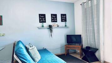 Una televisión, una oficina