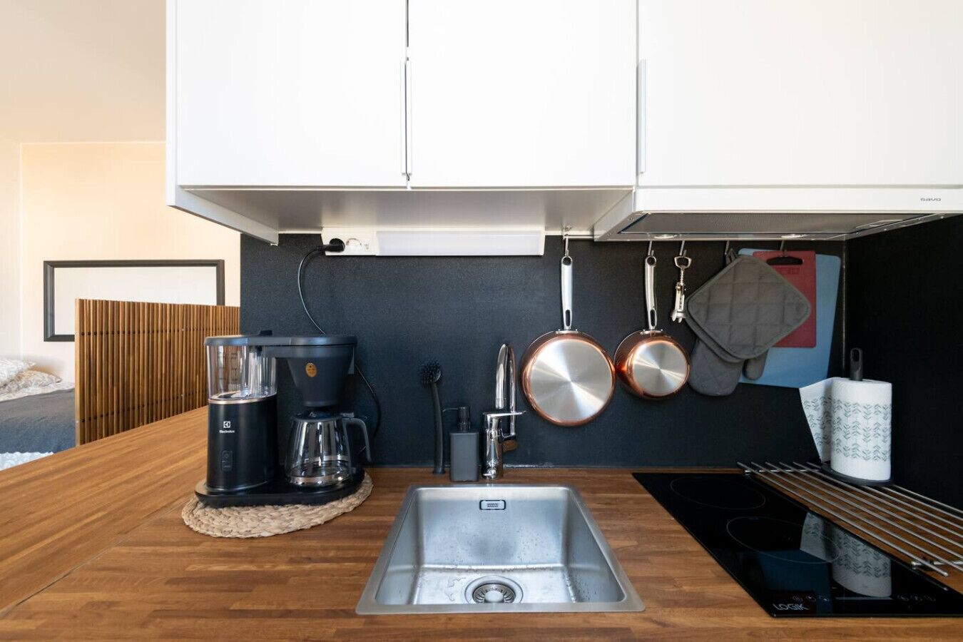 Jääkaappi, mikroaaltouuni, uuni, liesi