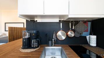 Køleskab, mikrobølgeovn, ovn, kogeplade