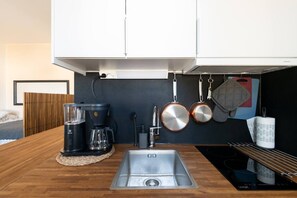 Køleskab, mikrobølgeovn, ovn, kogeplade