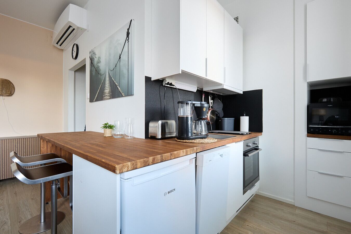 Frigorífico, microondas, horno y placa de cocina