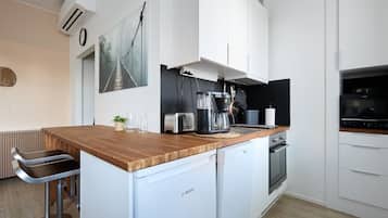 Frigorífico, microondas, horno y placa de cocina