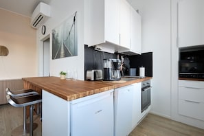 Køleskab, mikrobølgeovn, ovn, kogeplade