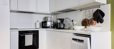 Jääkaappi, mikroaaltouuni, uuni, liesi