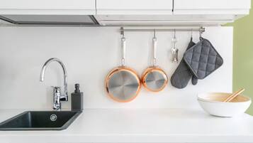 Kylskåp, mikrovågsugn, ugn och spishäll