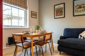 In-room dining - Stunning HighStreet Escape in Cheltenham (Cheltenham)