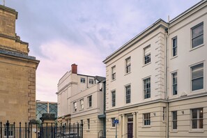 Exterior - Stunning HighStreet Escape in Cheltenham (Cheltenham)