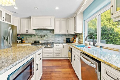 Spacious 4BR Family Retreat w Private Pool