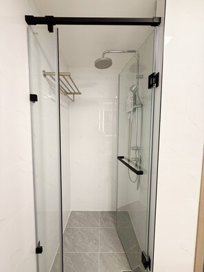 Een douche, een haardroger, handdoeken, zeep