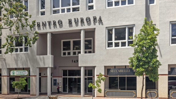 Un bâtiment avec une enseigne indiquant « CENTRO EUROPA » et « SECRELLI » au rez-de-chaussée.