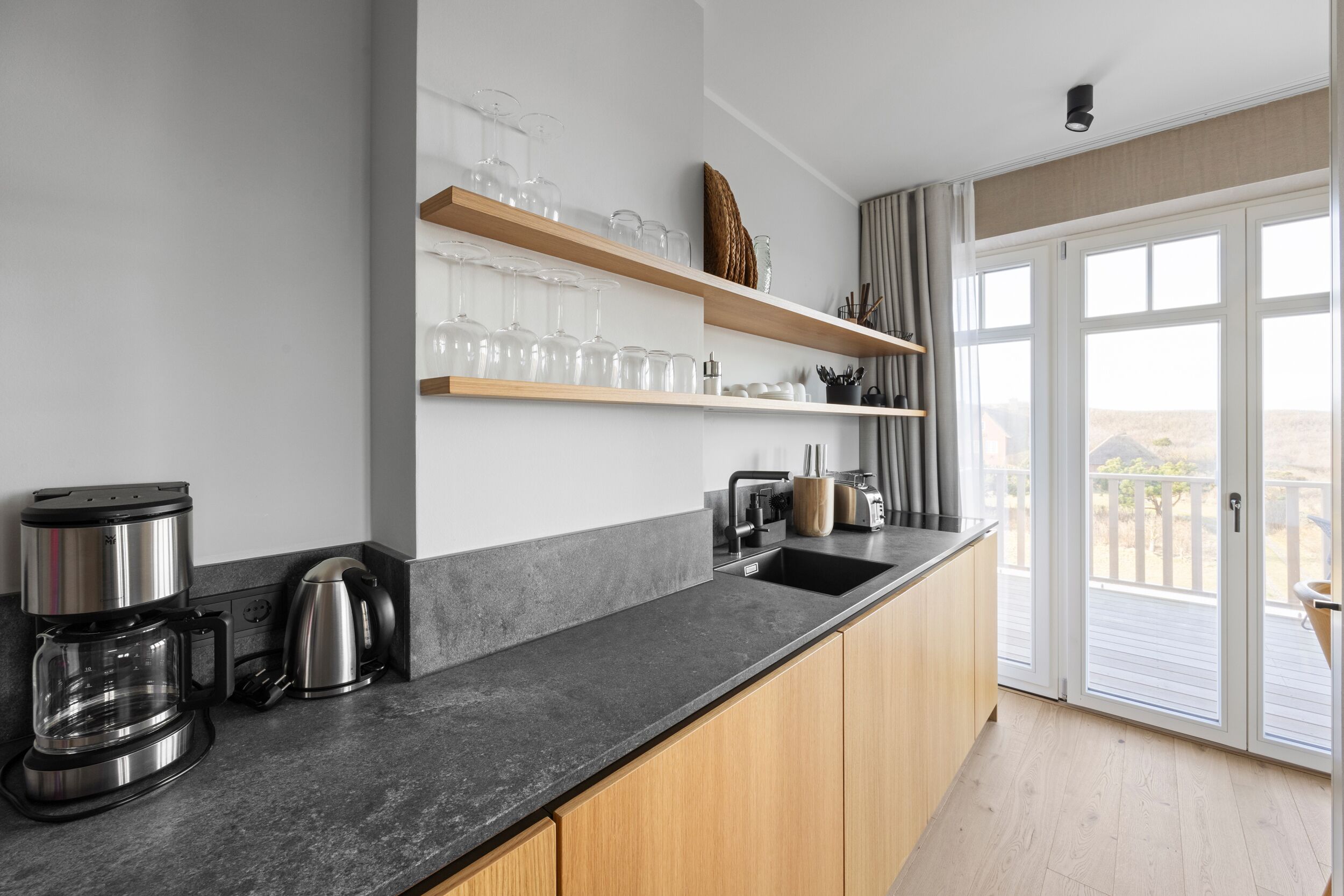 Coffee/tea maker, fridge, microwave, oven