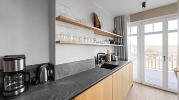 Coffee/tea maker, fridge, microwave, oven