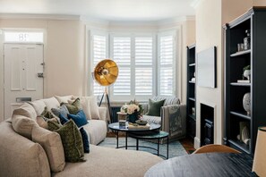 TV - Stunning Townhouse in Parsons Green, Fulham (Parsons Green, London, UK)