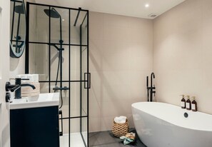 Hair dryer, towels - Stunning Townhouse in Parsons Green, Fulham (Parsons Green, London, UK)