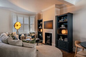 TV - Stunning Townhouse in Parsons Green, Fulham (Parsons Green, London, UK)