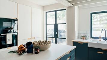 Frigorífico, microondas, horno y placa de cocina