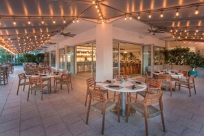 Outdoor dining - Sunny Oasis | Swimming. Restaurant (Hollywood)