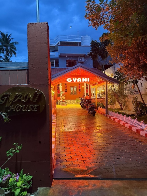 Front of property - Gyani House (Tiruvannamalai)