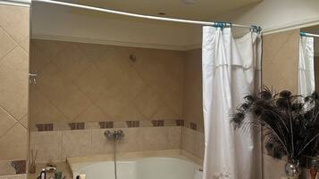 Een bubbelbad, handdoeken, zeep, toiletpapier