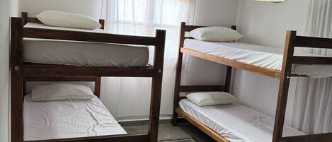 2 Schlafzimmer, BĂŒgeleisen/BĂŒgelbrett, Internetzugang, BettwĂ€sche